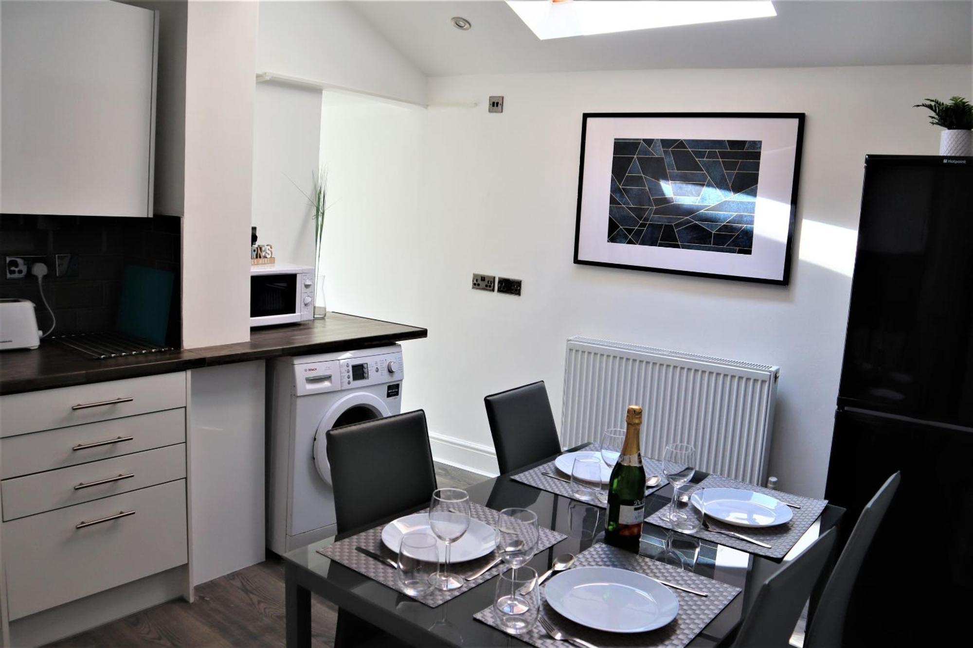 Victoria 4 Bedroom Serviced House Short Lets - Near Northampton Gen Hosp & Town Centre Exterior photo