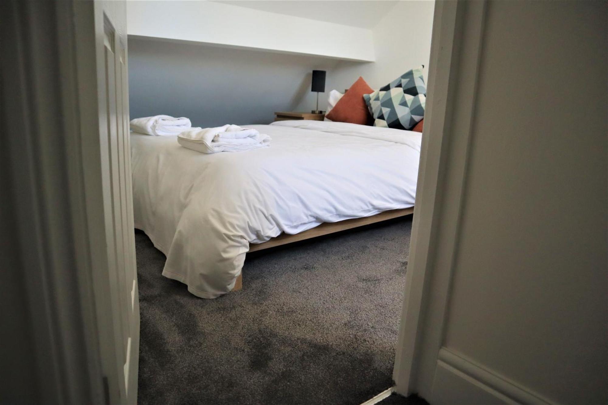 Victoria 4 Bedroom Serviced House Short Lets - Near Northampton Gen Hosp & Town Centre Exterior photo